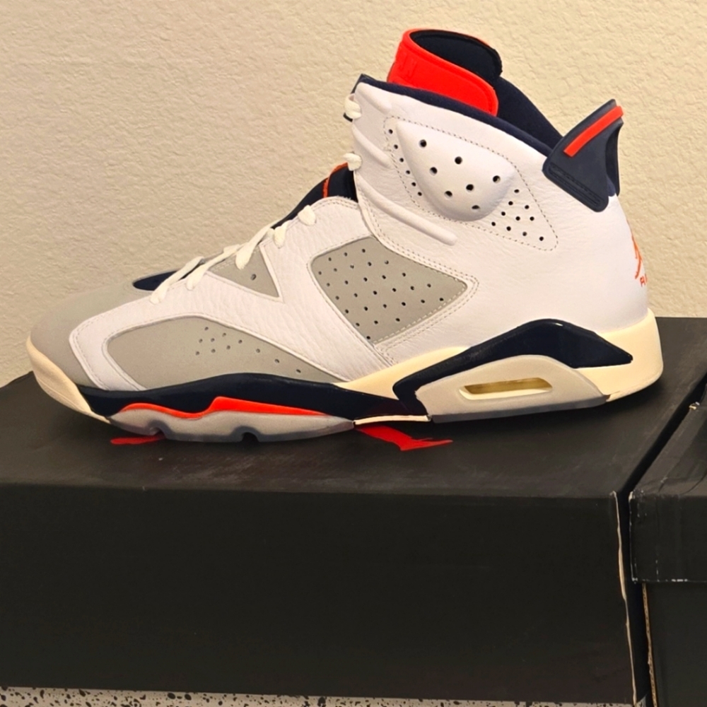 NEVER WORN JORDAN 6 RETRO